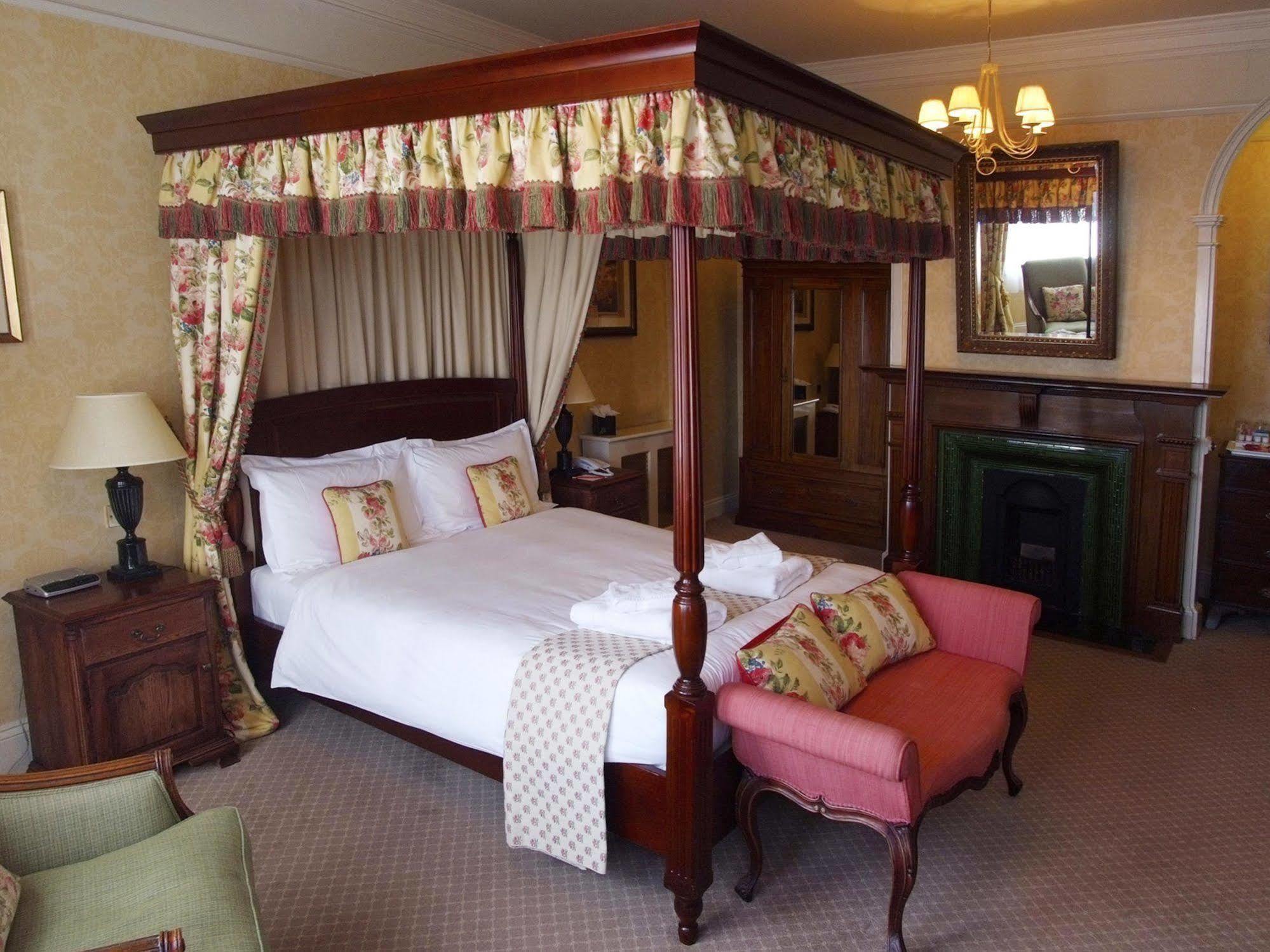 The Bear Hotel ディバイザス エクステリア 写真