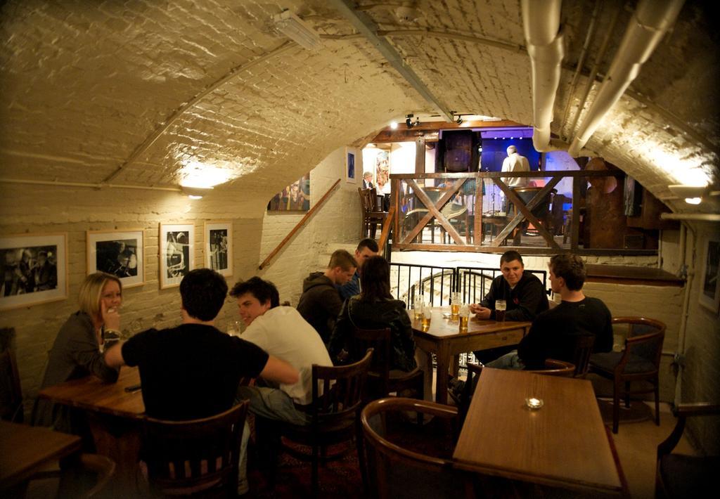 The Bear Hotel ディバイザス エクステリア 写真